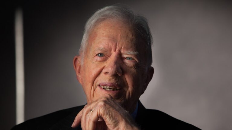 Jimmy Carter essaie de rester en vie assez longtemps pour voter pour Kamala Harris