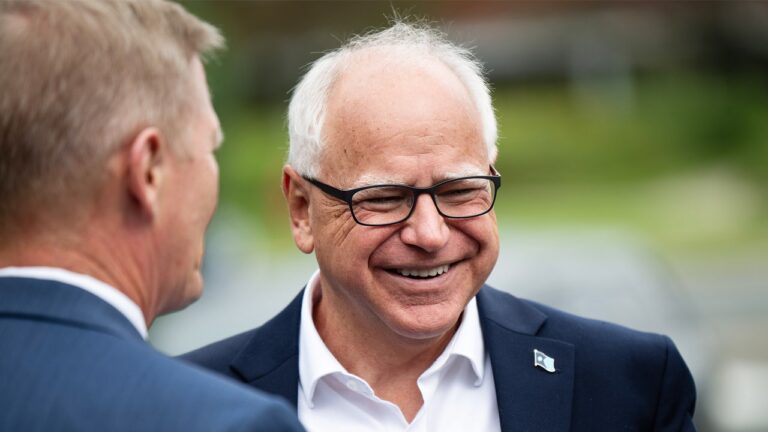 Kamala Harris confie le poste de vice-président à Tim Walz, créateur de la stratégie politique « Big Weirdos »