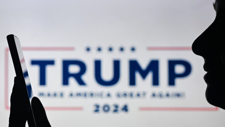 La campagne de Kamala Harris imagine Trump contemplant l'abîme algorithmique, se demandant s'il est bizarre