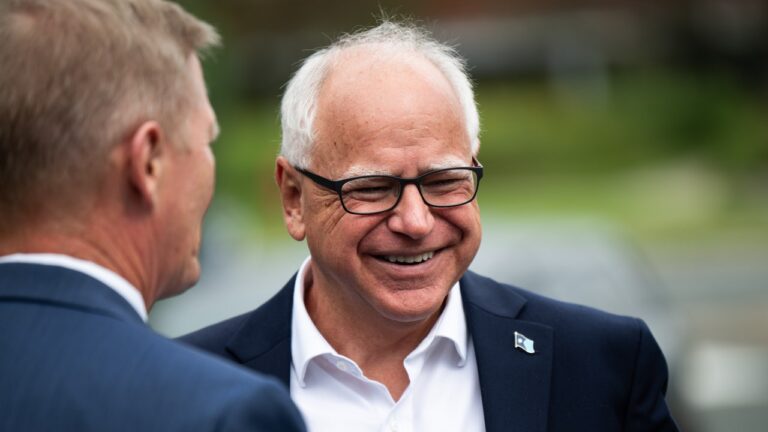 La campagne de Trump attaque Tim Walz pour avoir permis aux « criminels condamnés de voter »