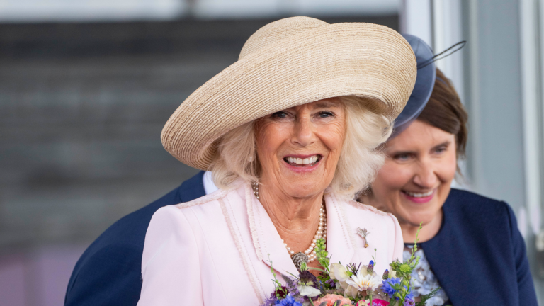 La reine Camilla se sent mieux, mais elle cessera de regarder les hommes en jupes de cuir se battre à l'épée