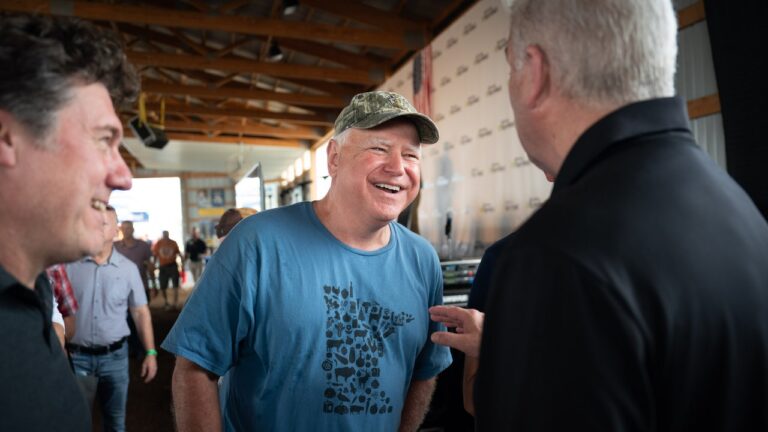Tim Walz à la foire de l'État du Minnesota redéfinit le BDE : Big Dad Energy