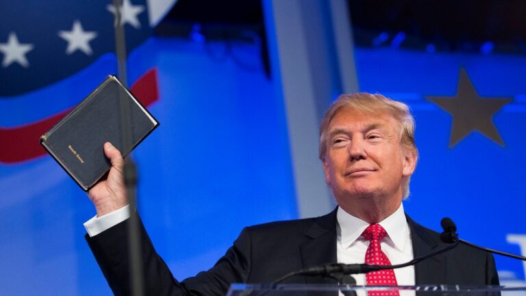 Trump a réalisé un joli petit bénéfice grâce aux Bibles de marque Trump, alias son « livre préféré »