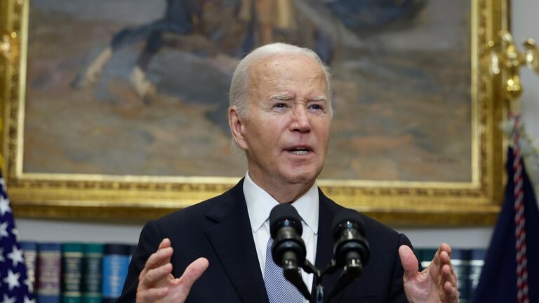 Biden dénonce les attaques de Trump contre les immigrants haïtiens avec de fausses histoires de mangeurs d'animaux de compagnie