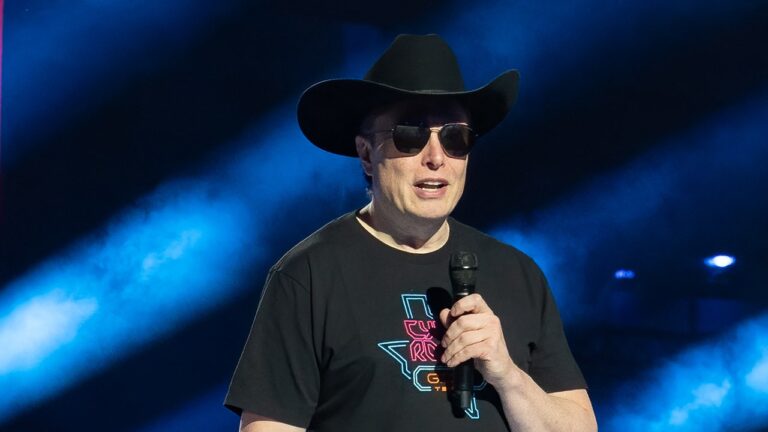 Elon Musk dit qu'il emmènera toute votre famille sur Mars, mais seulement si Donald Trump gagne