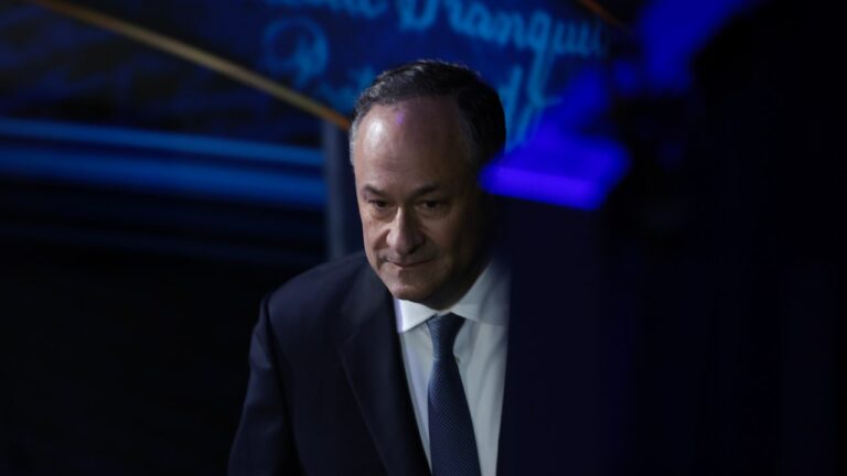 Doug Emhoff fait de son mieux pour imiter Tony Soprano pour GMA dans un restaurant du New Jersey