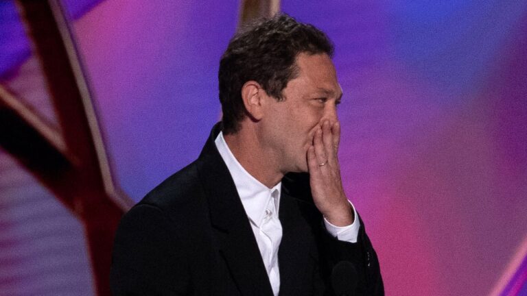 Ebon Moss-Bachrach était une gentille personne qui aime les chats aux Emmy Awards 2024