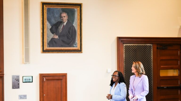 La juge de la Cour suprême Ketanji Brown Jackson parle d'éthique et d'immunité présidentielle dans sa première interview diffusée depuis sa confirmation