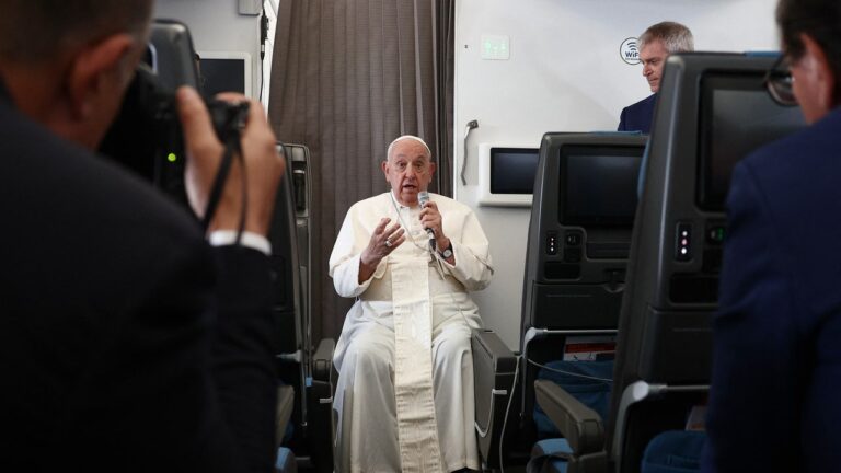 Le pape François estime que les Américains devraient choisir le « moindre mal » et critique Trump et Harris