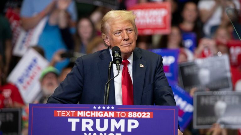 Les alliés de Trump souhaiteraient qu’il agisse normalement pour une fois et cesse de s’associer avec des écrous à oreilles : rapport
