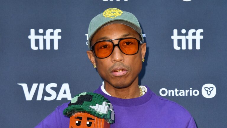 Pharrell Williams, pour sa part, en a assez des soutiens présidentiels des célébrités : « Tais-toi, personne n’a demandé »