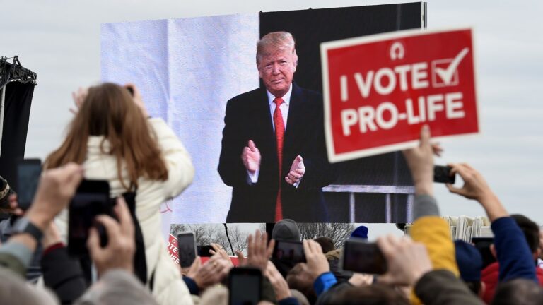 Trump affirme que sa stratégie en matière d’avortement repose sur « les droits des États » – mais même lui ne la suit pas