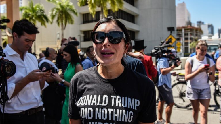 Trump défend sa relation avec l’extrémiste de droite que même Marjorie Taylor Greene considère comme « extrêmement raciste »