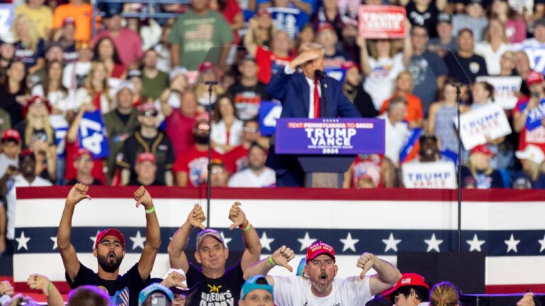 Trump qualifie les journalistes d'« ennemis du peuple » lors d'un rassemblement en Pennsylvanie quelques minutes avant qu'un homme ne fasse irruption dans la section des médias
