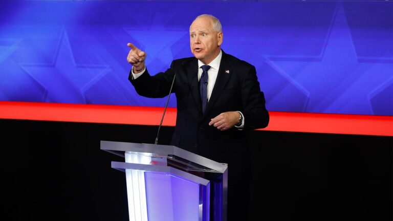 Le porte-bonheur du débat de Tim Walz : bracelets d'amitié de style Swiftie