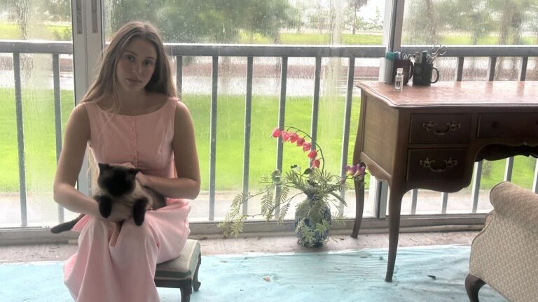 Caroline Calloway dit qu’elle est « douchée, rasée et propre comme l’enfer » alors que l’ouragan Milton s’abat