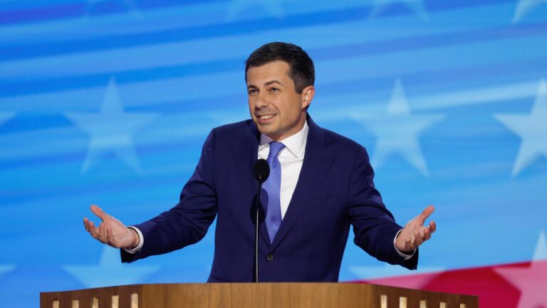 Comment Pete Buttigieg a arrêté les pitreries enfantines d'Elon Musk comme un adulte