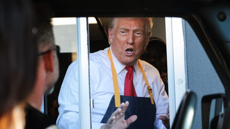 « Cringe », « Nonsense », « Out of Touch » : les vrais employés de McDonald's ne sont pas impressionnés par le cosplay Fry-Cook de Trump