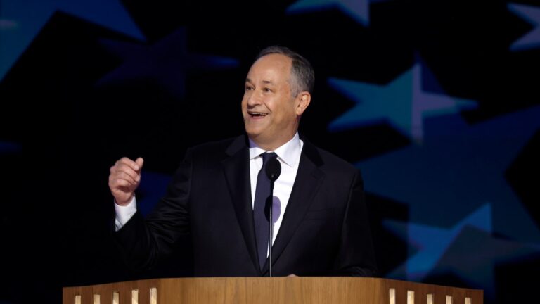 Doug Emhoff dit que Trump ne débattra plus de Kamala Harris parce que « il s'est fait botter le cul » la première fois