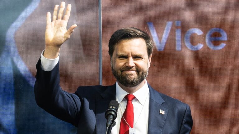 JD Vance s'est adressé à certains « travailleurs de l'automobile pour Trump » lors d'un rassemblement à Détroit. Mais c’étaient en réalité des fraudes.