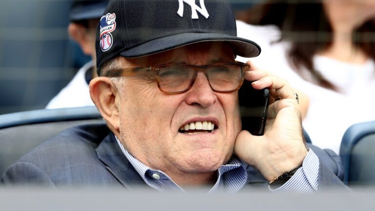 Le fils de Rudy Giuliani plaide auprès de la Cour fédérale de ne pas prendre les bagues des Yankees World Series de son père