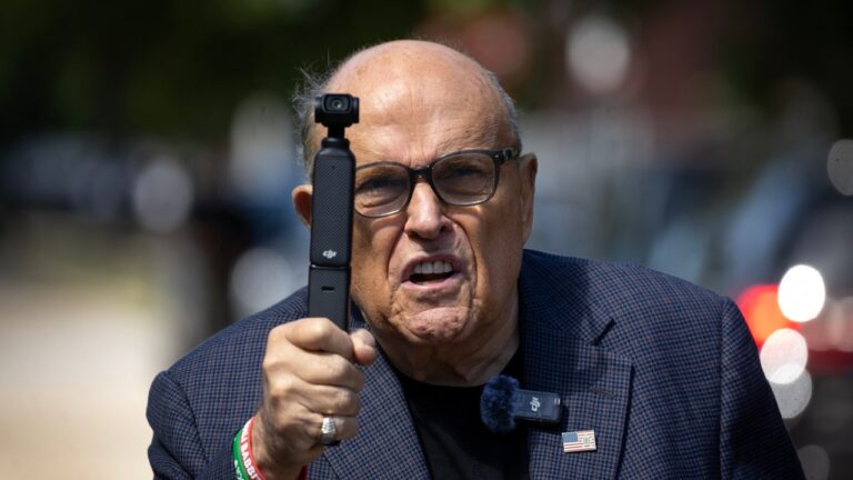 Rudy Giuliani a reçu l'ordre de remettre pratiquement tous ses biens terrestres aux travailleurs électoraux qu'il a diffamés