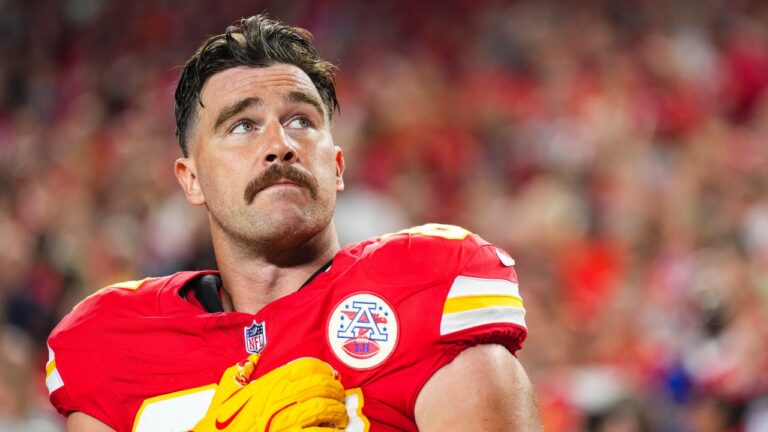 Travis Kelce dit que sa moustache est « magique » et a une « aura » (Taylor Swift n’a pas pris la parole)
