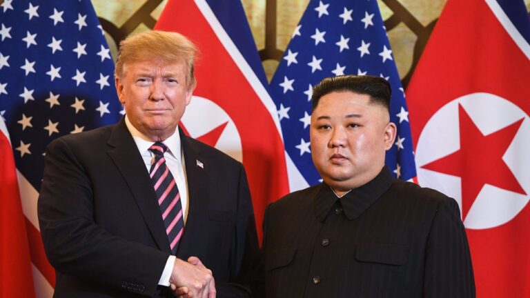 Trump affirme que Kim Jong Un « essaie de me tuer » et dénonce les « salles de bains sans eau » lors de propos incohérents, même pour lui