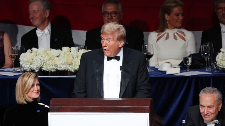 Trump blâme les rédacteurs de discours pour ses échecs comiques lors d'un événement caritatif à New York