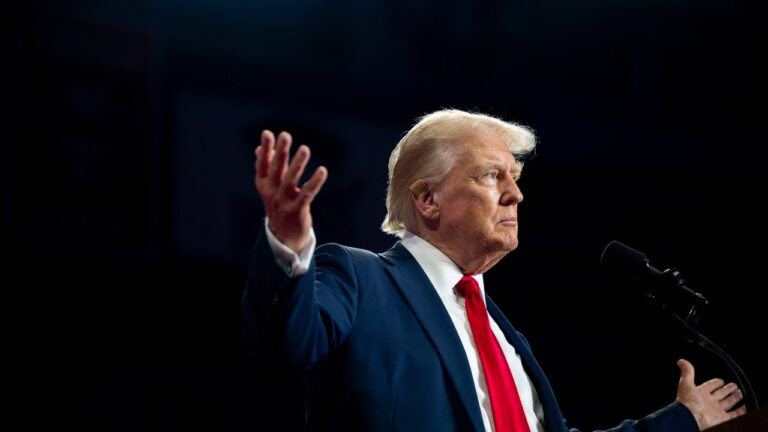 Trump propage une théorie du complot sans fondement selon laquelle les démocrates suspendent l’aide aux ouragans dans les « zones républicaines » de Caroline du Nord