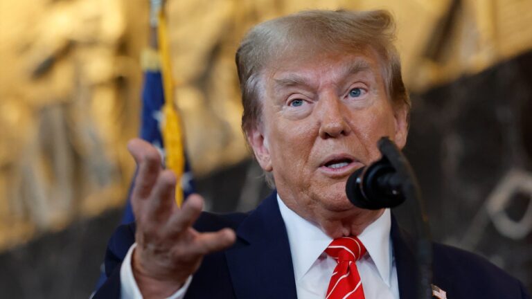 Trump réoriente son attaque contre les Juifs et demande aux électeurs noirs et hispaniques qui soutiennent Harris de faire « examiner » leur tête