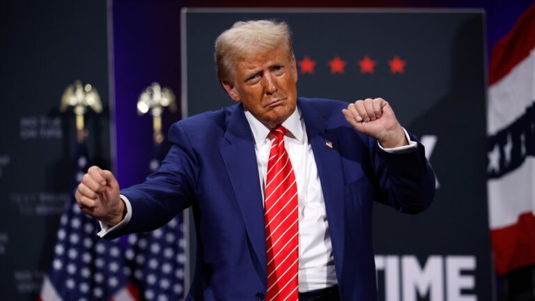 Trump se qualifie de « père de la FIV », puis déclare qu'il n'a appris ce qu'était la FIV que cette année, à la mairie sur les questions féminines