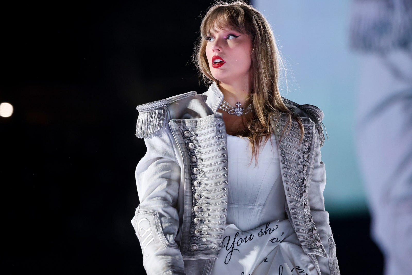 L'image peut contenir Taylor Swift Tête Personne Visage Interprète adulte Accessoires de performance solo Bijoux et collier
