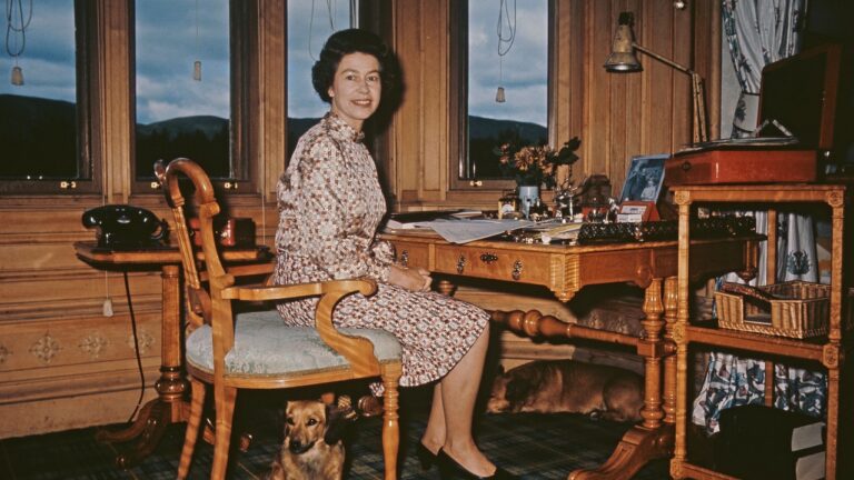 Pourquoi Balmoral, la maison préférée de la défunte reine, suscite des critiques mitigées pour son décor à carreaux sauvages