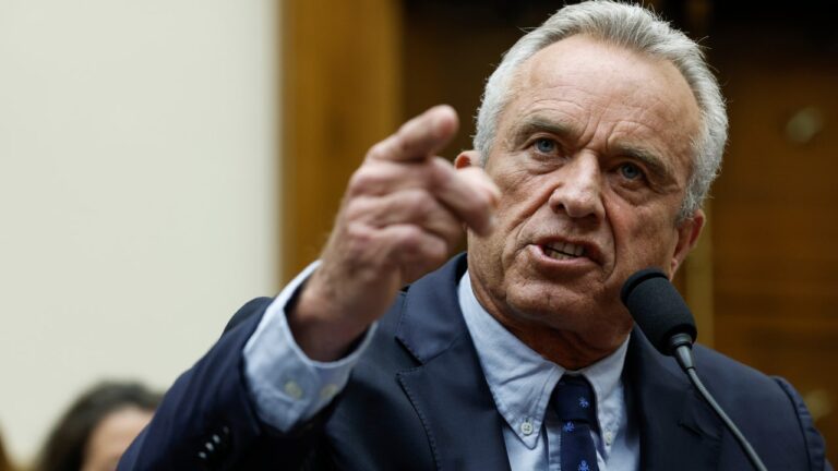 Barefoot RFK Jr. fait bouillir la dinde dans du suif, Cheryl Hines à ses côtés