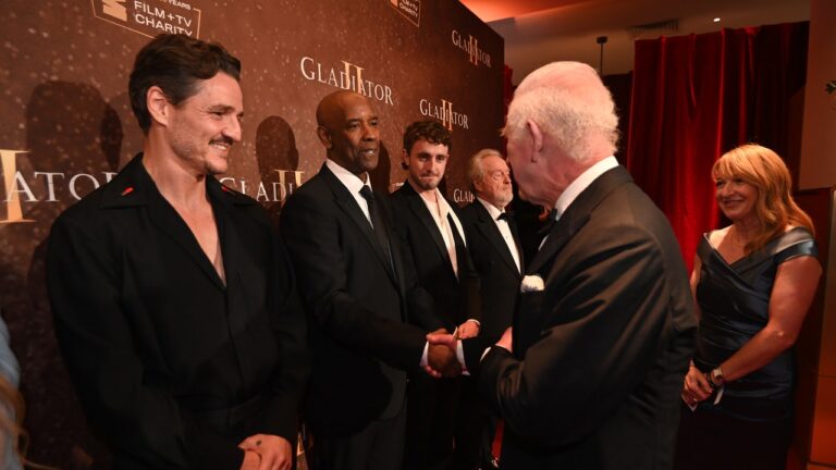 Denzel Washington et le roi Charles ont eu une poignée de main Snafu