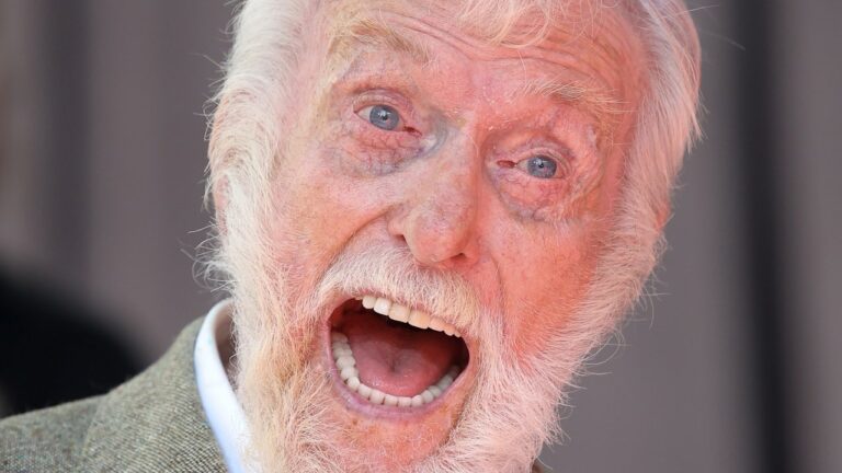 Dick Van Dyke dit qu'il est content de "Ne sera pas là" pour le deuxième mandat de Trump