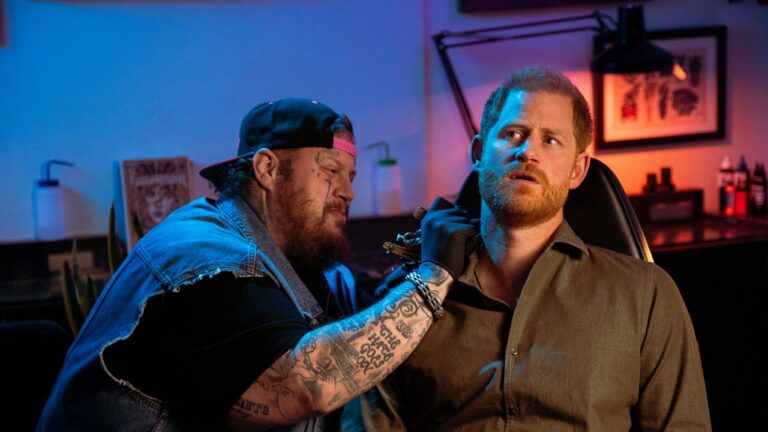 Regarder: Le prince Harry a l’air terrifié alors que Jelly Roll le tatoue