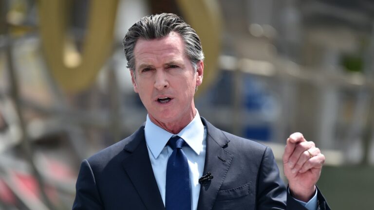 Gavin Newsom donne officiellement le coup d'envoi de la lutte de la Californie contre Donald Trump