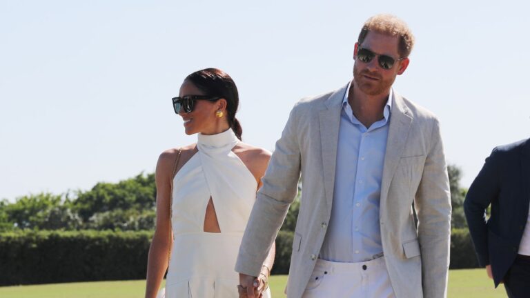 Meghan Markle et le prince Harry mettent du PDA dans leur nouveau Polo Doc