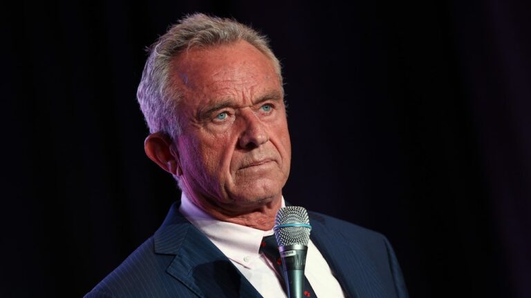 Surprise : RFK Jr. vendait de l'eau en bouteille contenant des niveaux très élevés de fluorure