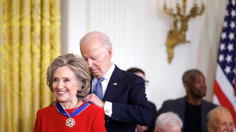 Biden décerne la Médaille présidentielle de la liberté à Hillary Clinton, José Andrés, Anna Wintour, Bono, Earvin « Magic » Johnson et d'autres