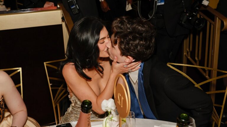 Timothée Chalamet et Kylie Jenner partagent un baiser aux Golden Globes 2025