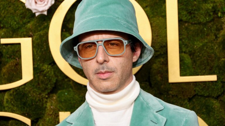 Le bob des Golden Globes 2025 de Jeremy Strong n'était pas seulement une question de mode, il s'agissait d'agir