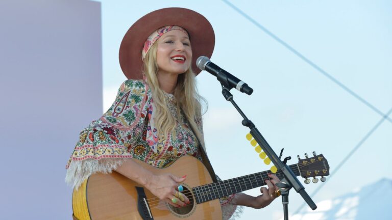 Jewel s'excuse pour la performance des événements d'inauguration, cite le plaidoyer en matière de santé mentale