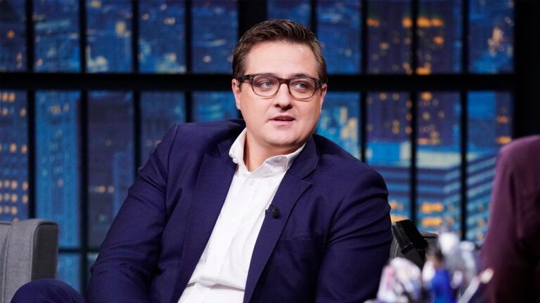 Chris Hayes explique pourquoi Donald Trump et Elon Musk prospèrent à l'ère de l'attention