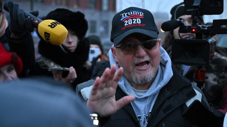 Stewart Rhodes, leader d'extrême droite des gardiens de serment, assiste à Trump Rally à Vegas après libération de la prison