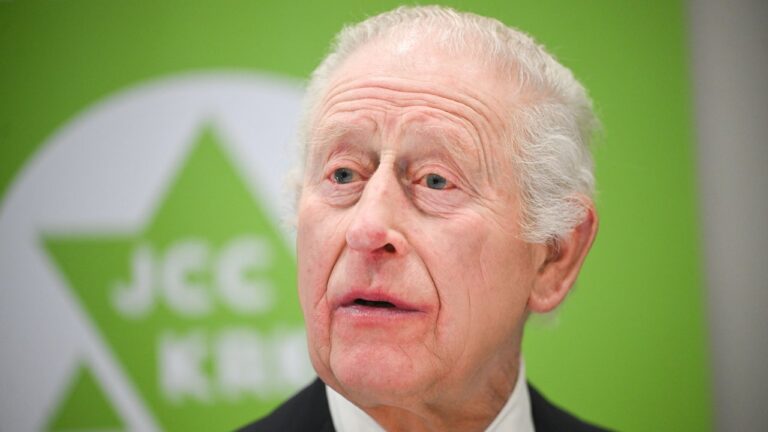 Le roi Charles rejoint les survivants de l'Holocauste à «moment sacré»