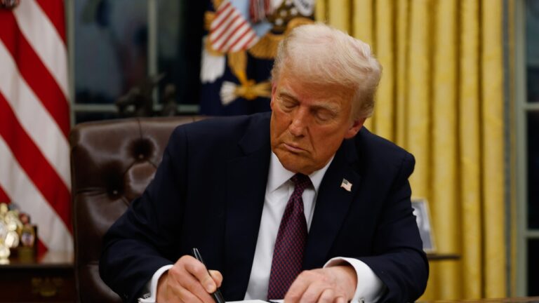 Donald Trump inonde la zone sur l'immigration