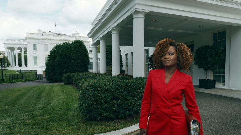 Karine Jean-Pierre, attachée de presse du président Biden, révèle quelques vérités sur son travail